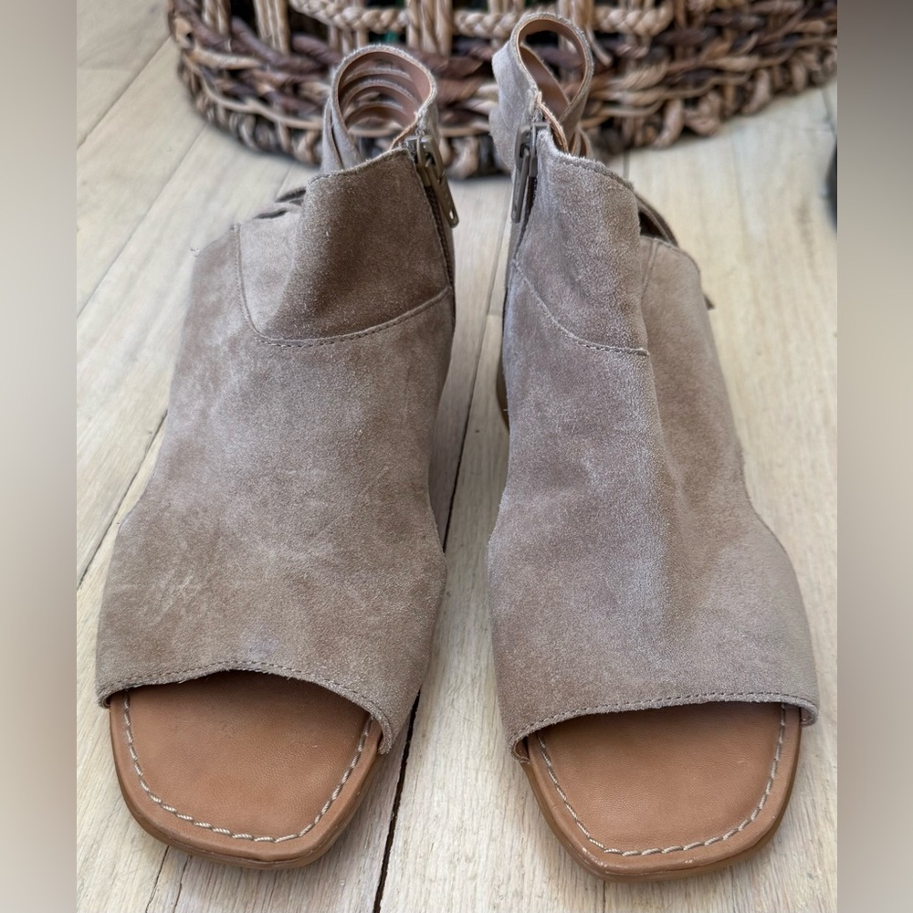 b.o.c Born Concept 8 Tan Suede Peep Toe Ankle Booties Fringe Block Heel Sandals